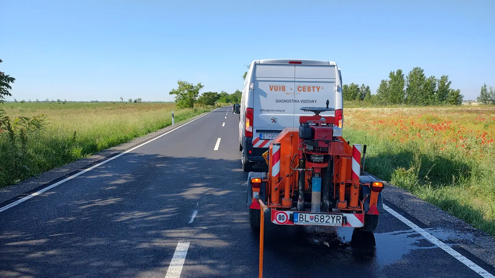 Diagnostické vozidlo VUIS - CESTY s meracím zariadením na ceste